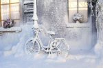 Rower w zimie na balkonie